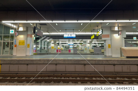 Osaka station at midnight after the last train 84494351