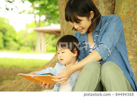 Parents and children reading books 84494388