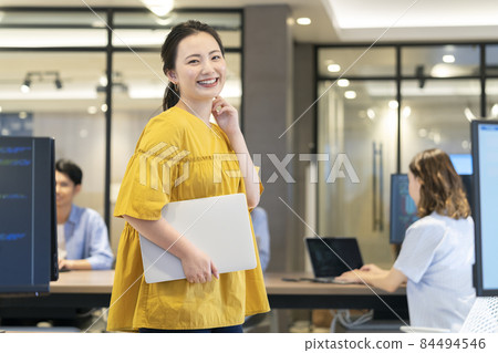 帶筆記本電腦的休閒商務年輕女性 帶筆記本電腦的休閒商務年輕女性 84494546