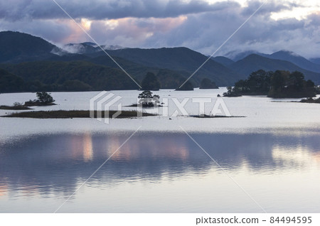 秋元湖在早晨 84494595