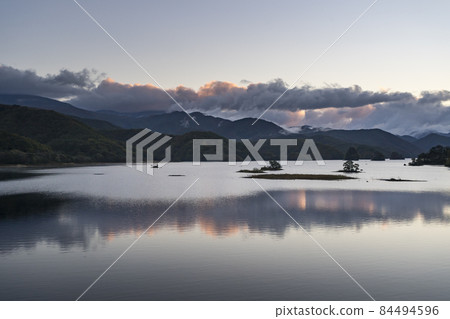 秋元湖在早晨 秋元湖在早晨 84494596