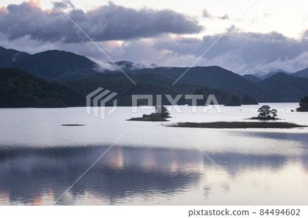 秋元湖在早晨 秋元湖在早晨 84494602