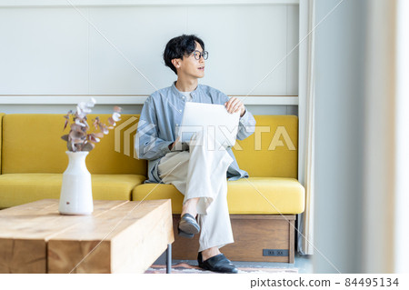 電腦上的年輕人 84495134