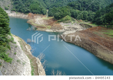 由於乾旱而從湖底出現的風景[宮瀨湖]/神奈川縣愛子郡 84495143