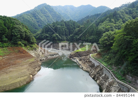 Scenery that appeared from the bottom of the lake due to drought [Lake Miyagase] / Aiko-gun, Kanagawa Prefecture 84495144