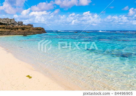 南島(鹿兒島縣奄美群島、沖之良部島)的清澈大海和藍天 南島(鹿兒島縣奄美群島、沖之良部島)的清澈大海和藍天 84496905