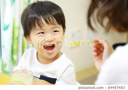 Parent and child eating pudding 84497483