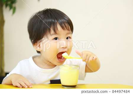 A boy who eats a pudding 84497484
