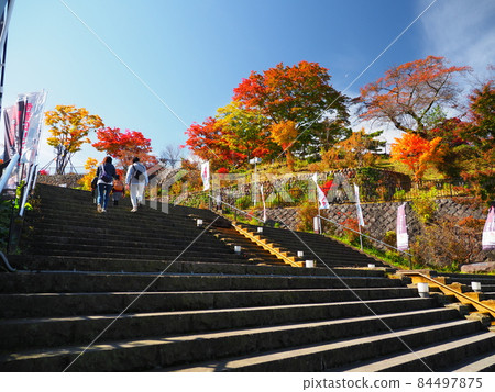 Autumn Ikaho Onsen, the entrance to the stone steps of autumn leaves 84497875