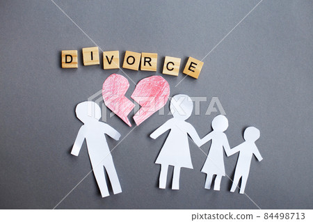 Paper chain cut family with broken heart on gray background. Divorce and broken family concept 84498713