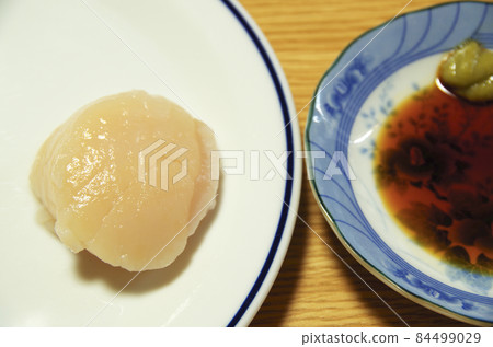 扇貝生魚片作為家中晚間飲品的配菜 扇貝生魚片作為家中晚間飲品的配菜 84499029