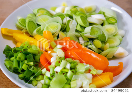 Sliced leeks, peppers and spring onions 84499061