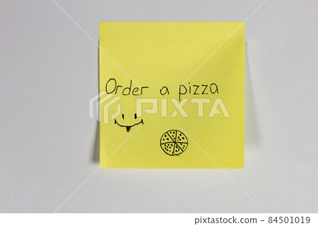 Yellow sticker on the door of the refrigerator with the inscription Pizza 84501019