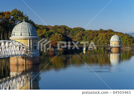 從多摩湖堤頂看秋色的湖面和第一進水塔、第二進水塔 84503463