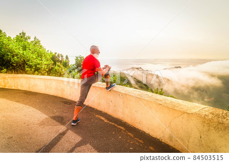 Senior man doing sport exercises 84503515