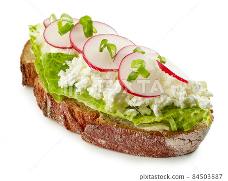 sandwich with cottage cheese and radish 84503887