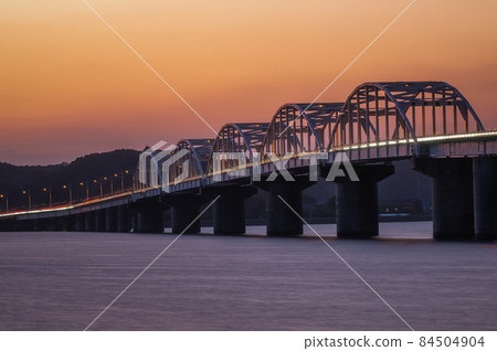 茨城縣鹿島市黃昏的北浦大橋 84504904