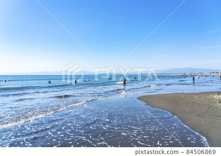 [Kanagawa Prefecture] The sea of Enoshima full of surfers and the magnificent Mt. Fuji 84506869