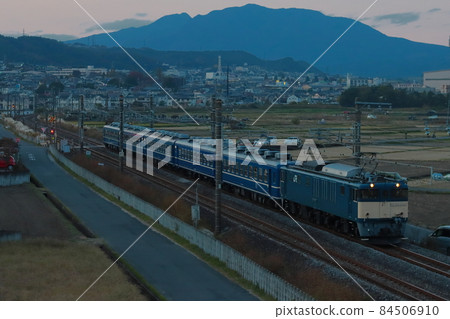 EL Gunma Minakami running through the town of Shibukawa as dusk approaches_Photo taken on November 6, 2021 84506910