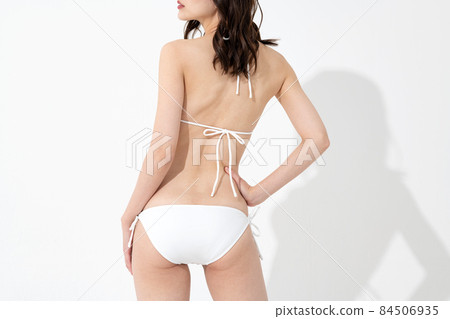 一個穿著泳裝的女人的背影 84506935
