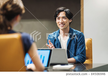 Business person having a meeting in the conference room Photo cooperation: WEEK Shibadaimon (Sun Frontier Fudousan) 84506946