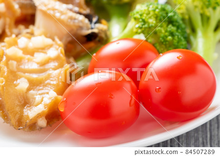 Mini tomatoes served with abalone saute. Mini tomatoes served with abalone saute. 84507289