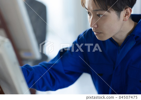 Beauty college student who draws a picture Beauty college student who draws a picture 84507475