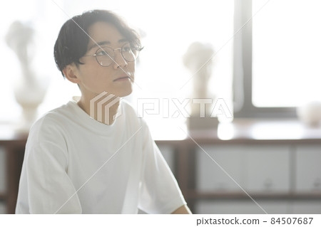 Young student drawing a picture 84507687