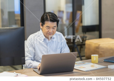 Senior businessman working on a laptop Photographing cooperation: WEEK Shibadaimon (Sun Frontier Fudousan) 84507732