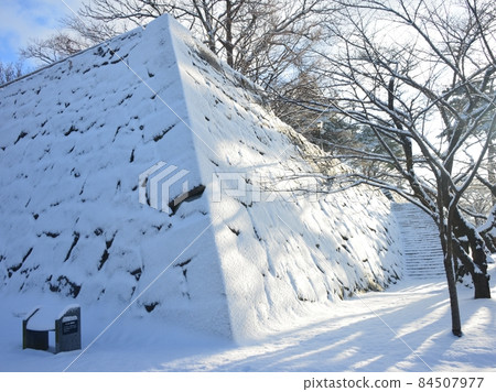 Snow scene of Morioka Castle, Iwate Prefecture Honmaru Ishigaki 84507977