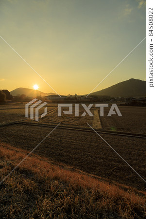 Sunrise in the mountains in winter, rice fields waiting for spring Sunrise in the mountains in winter, rice fields waiting for spring 84508022