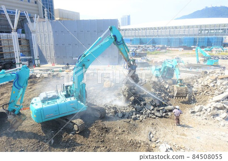 拆除大型重型機械的建築拆除工地 84508055