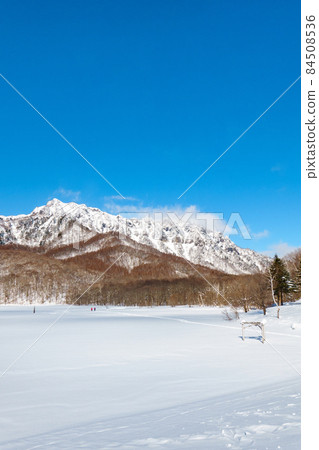 Winter mirror pond (snow trekking) 84508536