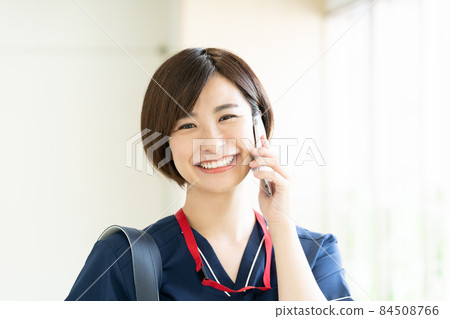 Medical worker woman talking on a smartphone 84508766