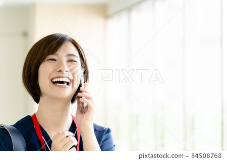 Medical worker woman talking on a smartphone 84508768