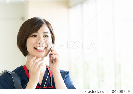 醫療工作者婦女談話在智能手機 84508769