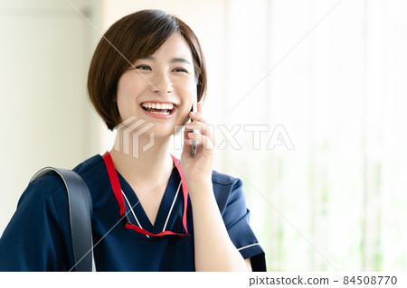 醫療工作者婦女談話在智能手機 84508770