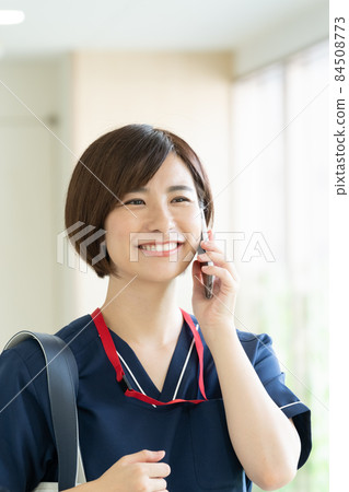 醫療工作者婦女談話在智能手機 84508773