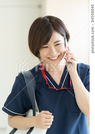 醫療工作者婦女談話在智能手機 84508840