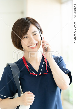 醫療工作者婦女談話在智能手機 84508841