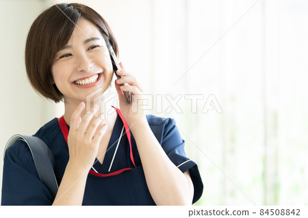 醫療工作者婦女談話在智能手機 84508842