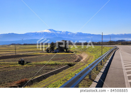 Gassan from the Shonai Plain in December Gassan from the Shonai Plain in December 84508885