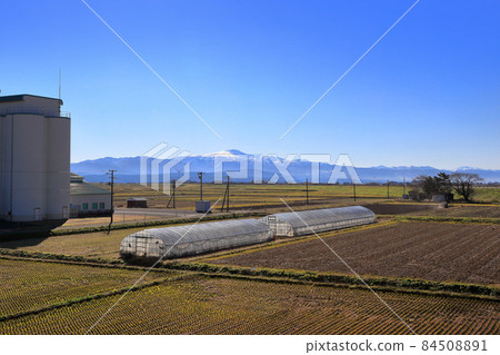 Gassan from the Shonai Plain in December Gassan from the Shonai Plain in December 84508891