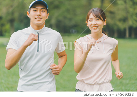 男人和女人在公園裡鍛煉 84509328