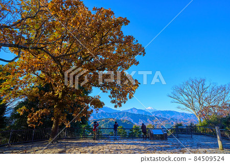 View the southwestern side (Mt. Fuji, etc.) from the summit of Mt. Takao (Omiharashienchi) in Hachioji, Tokyo in autumn 84509524