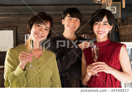 三人舉杯敬酒《西式糕點店情調》 三人舉杯敬酒《西式糕點店情調》 84509817