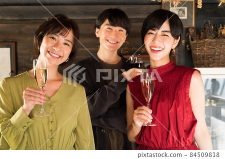 三人舉杯敬酒《西式糕點店情調》 三人舉杯敬酒《西式糕點店情調》 84509818