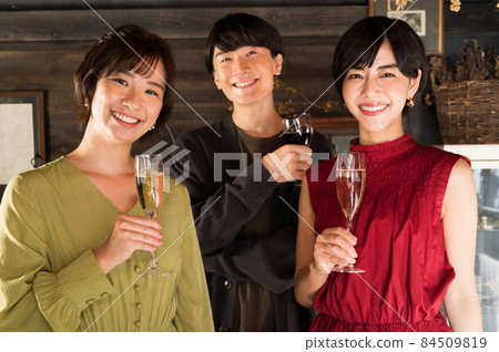 Three people toasting with a glass "Western confectionery shop sentiment" Three people toasting with a glass "Western confectionery shop sentiment" 84509819