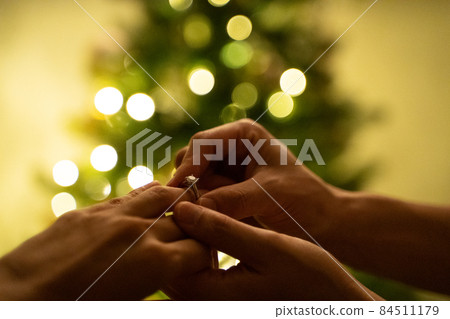 佩戴訂婚戒指的圖片 84511179