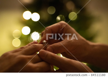 佩戴訂婚戒指的圖片 84511180